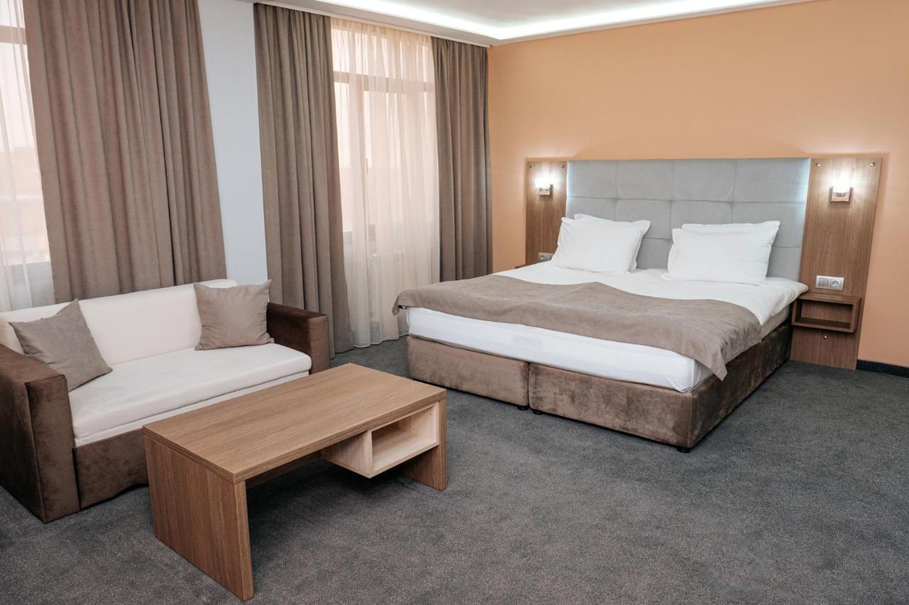 Hotel Tundzha - Renovated! Yambol ภายนอก รูปภาพ