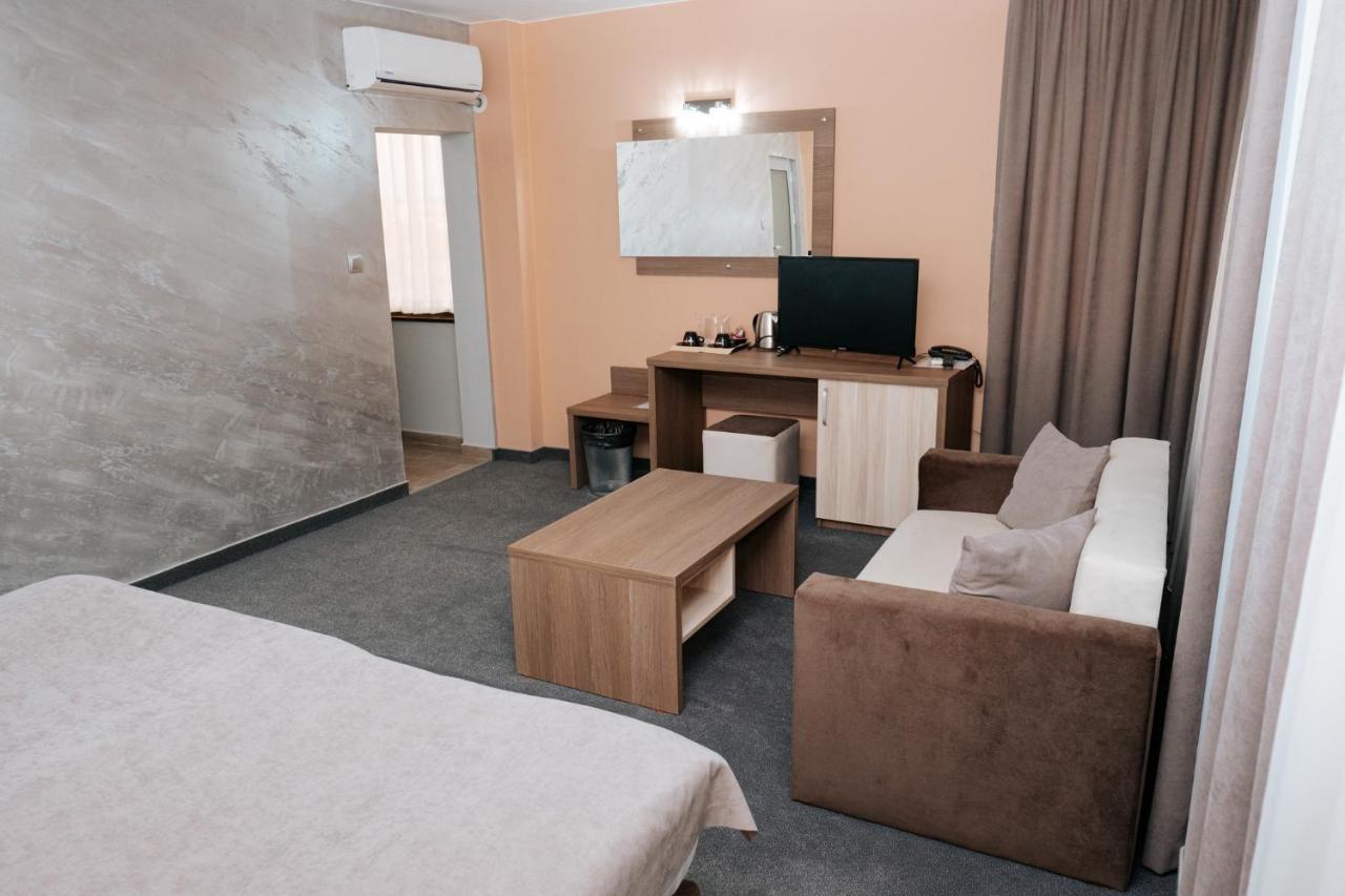 Hotel Tundzha - Renovated! Yambol ภายนอก รูปภาพ