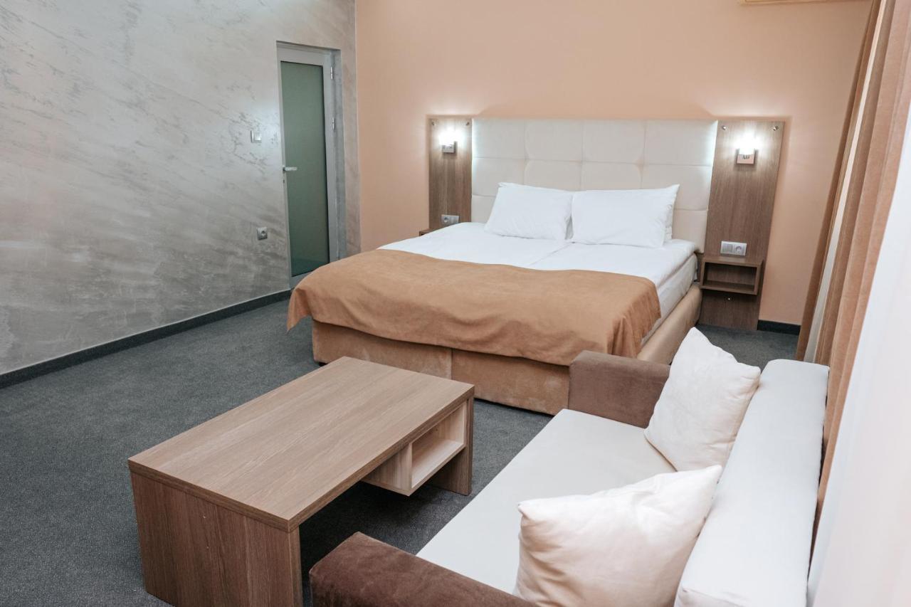 Hotel Tundzha - Renovated! Yambol ภายนอก รูปภาพ