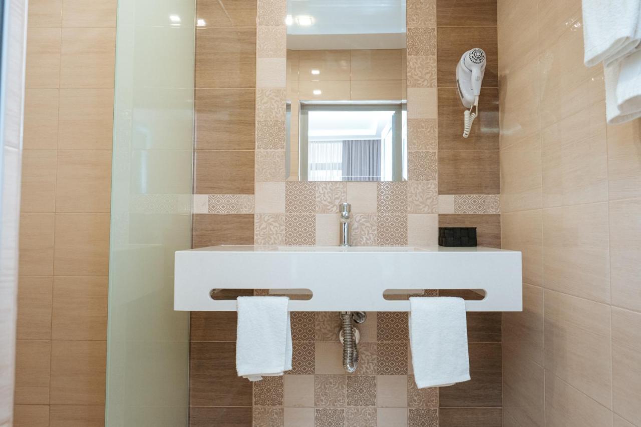 Hotel Tundzha - Renovated! Yambol ภายนอก รูปภาพ