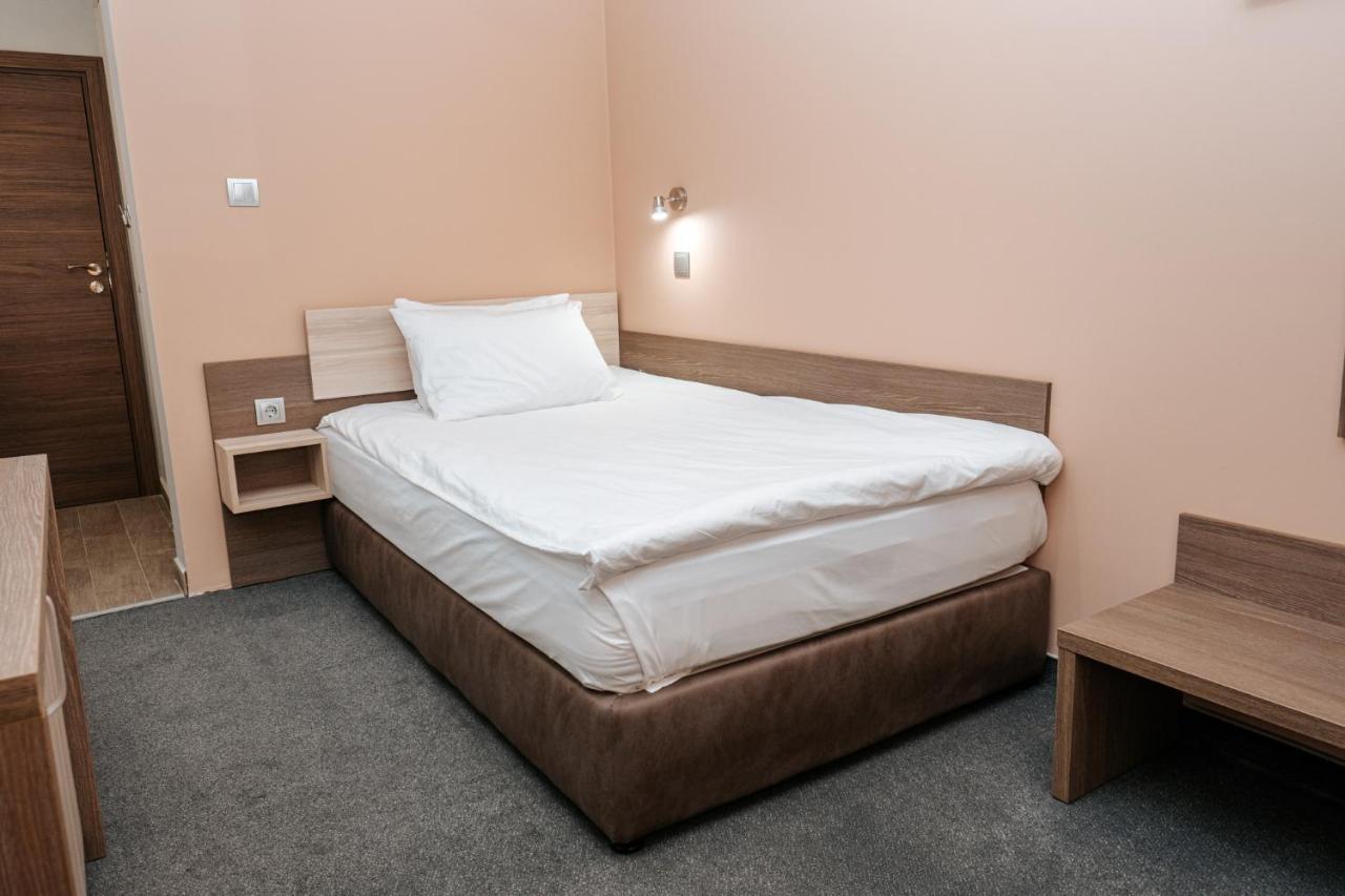 Hotel Tundzha - Renovated! Yambol ภายนอก รูปภาพ