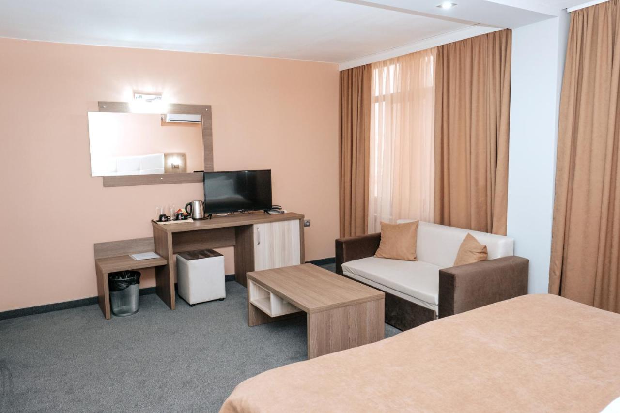 Hotel Tundzha - Renovated! Yambol ภายนอก รูปภาพ