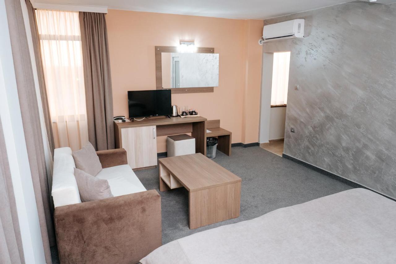 Hotel Tundzha - Renovated! Yambol ภายนอก รูปภาพ