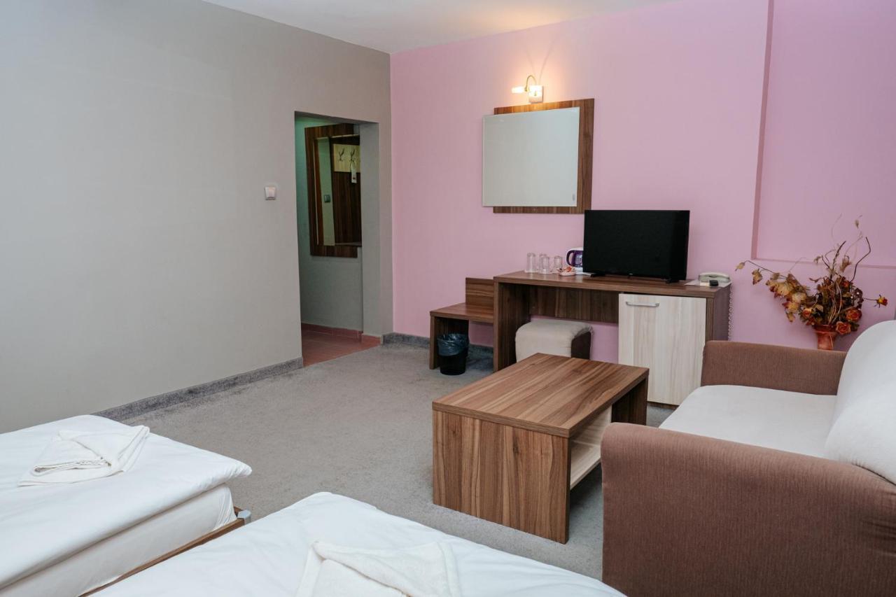 Hotel Tundzha - Renovated! Yambol ภายนอก รูปภาพ