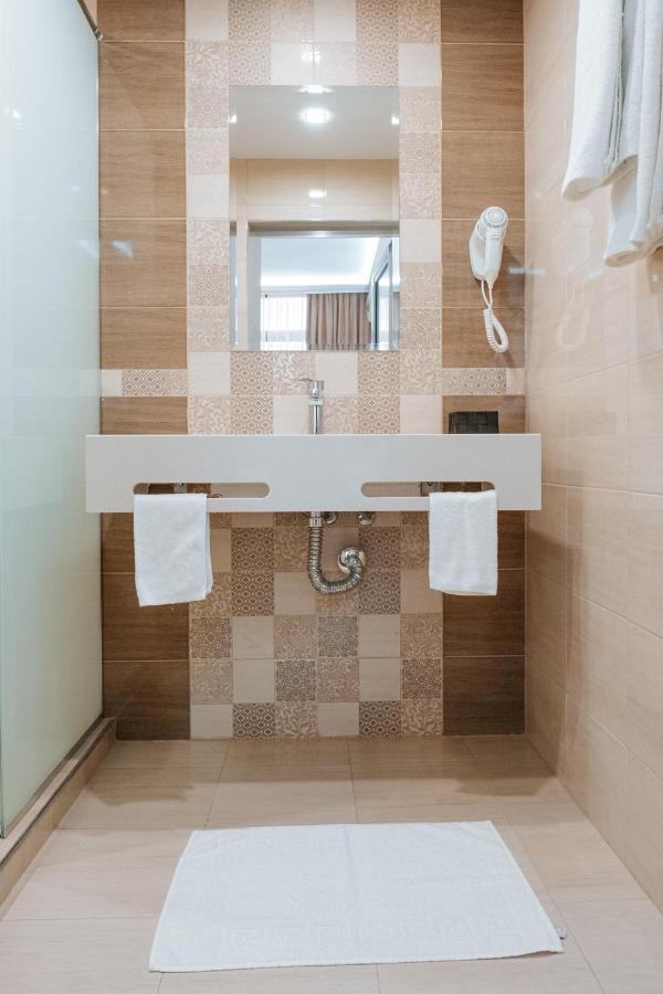 Hotel Tundzha - Renovated! Yambol ภายนอก รูปภาพ