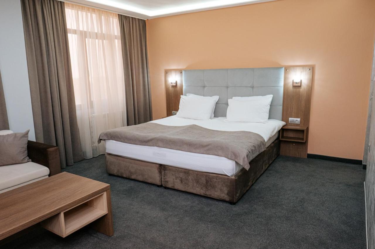 Hotel Tundzha - Renovated! Yambol ภายนอก รูปภาพ