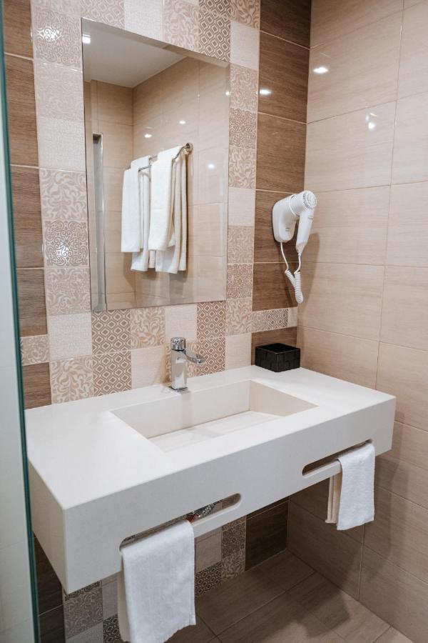Hotel Tundzha - Renovated! Yambol ภายนอก รูปภาพ