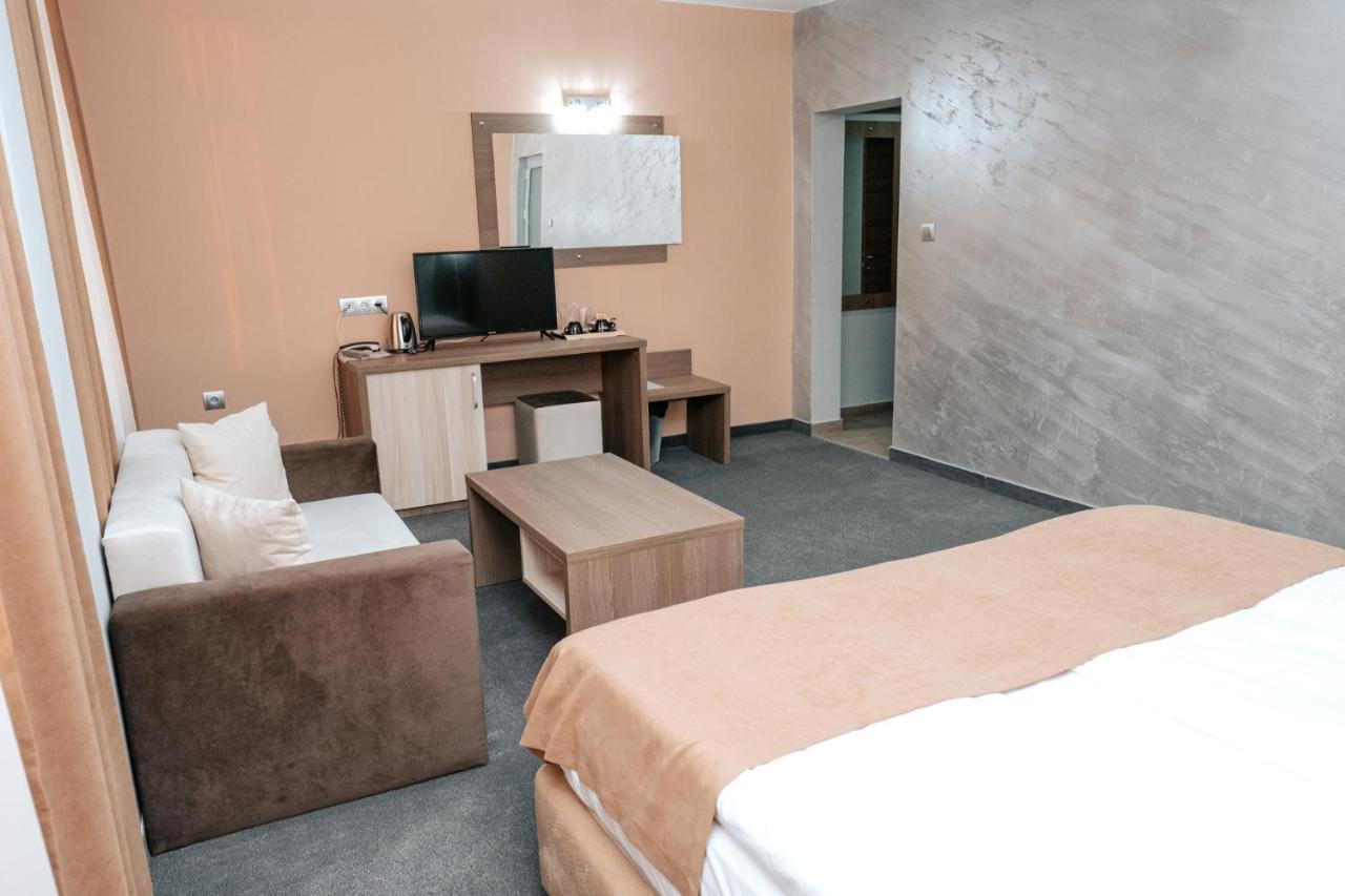 Hotel Tundzha - Renovated! Yambol ภายนอก รูปภาพ